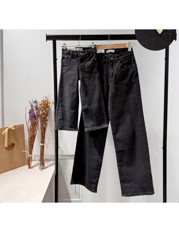 Pantalon jean large noir avec coeur brodé doré