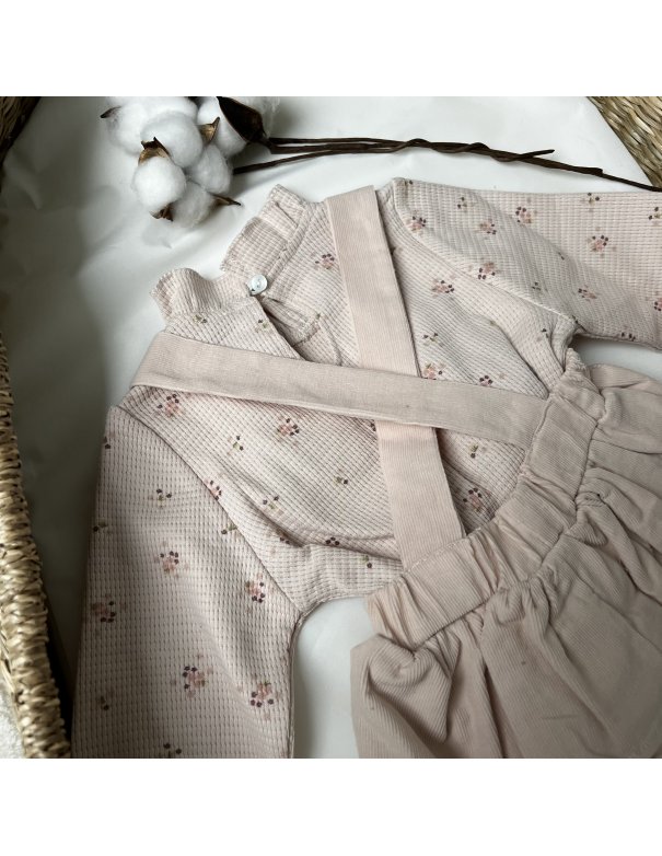 Ensemble rose doux jupe brettelles et blouse gaufrée petites