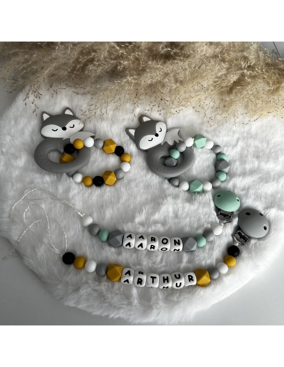 coffret trio attache tétine personnalisable et anneau de dentition en  silicone et jouet à suspendre couleur moutarde / bleu/ crochet/attache