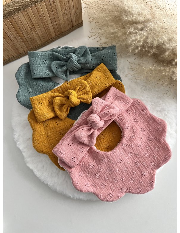 Bavoir fleur et bandeau réglable broderie anglaise moutarde