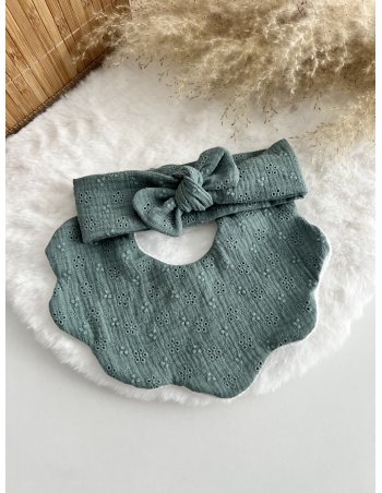 Bavoir fleur et bandeau réglable broderie anglaise vert sauge