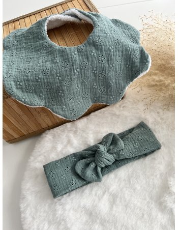 Bavoir fleur et bandeau réglable broderie anglaise vert sauge 2