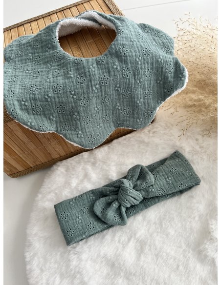 Bavoir fleur et bandeau réglable broderie anglaise vert sauge Bavoir fleur et bandeau réglable broderie anglaise vert sauge